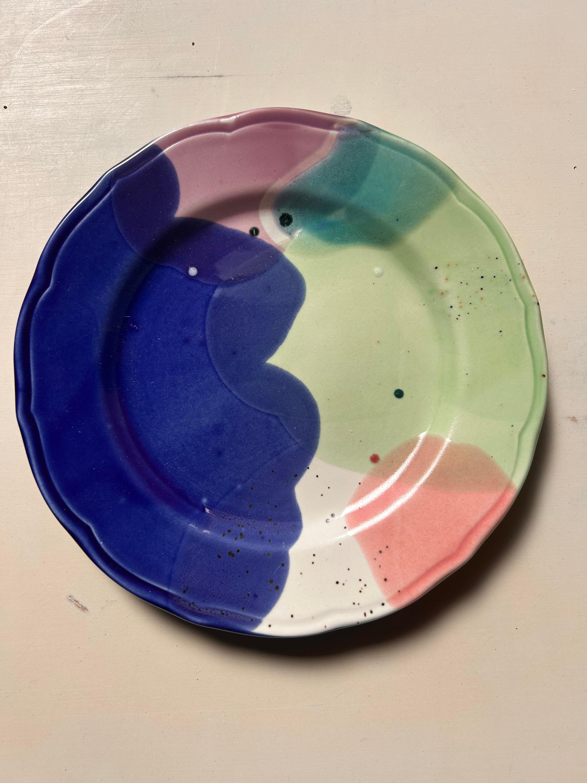 B カラフルなお皿